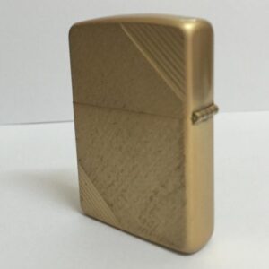 Zippo 1989 - chữ xéo đít lồi mạ vàng - Chặt góc lớn 9 Zippo 1989 – chữ xéo đít lồi mạ vàng – Chặt góc lớn 3