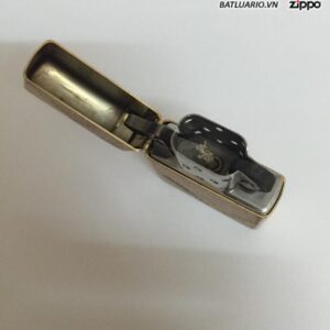 Zippo 1989 - chữ xéo đít lồi mạ vàng - Chặt góc lớn 8 Zippo 1989 – chữ xéo đít lồi mạ vàng – Chặt góc lớn 4