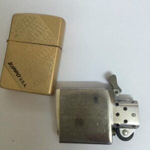Zippo 1989 - chữ xéo đít lồi mạ vàng - Chặt góc lớn 7 Zippo 1989 – chữ xéo đít lồi mạ vàng – Chặt góc lớn 5