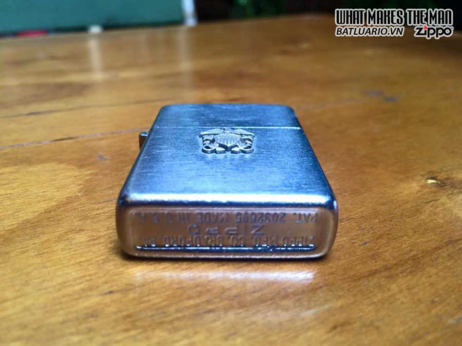 Zippo 1947-1949 Vỏ đồng mạ chrome – bản lề 3 chấu – ruột nikel 1 Zippo 1947-1949 Vỏ đồng mạ chrome – bản lề 3 chấu – ruột nikel 1