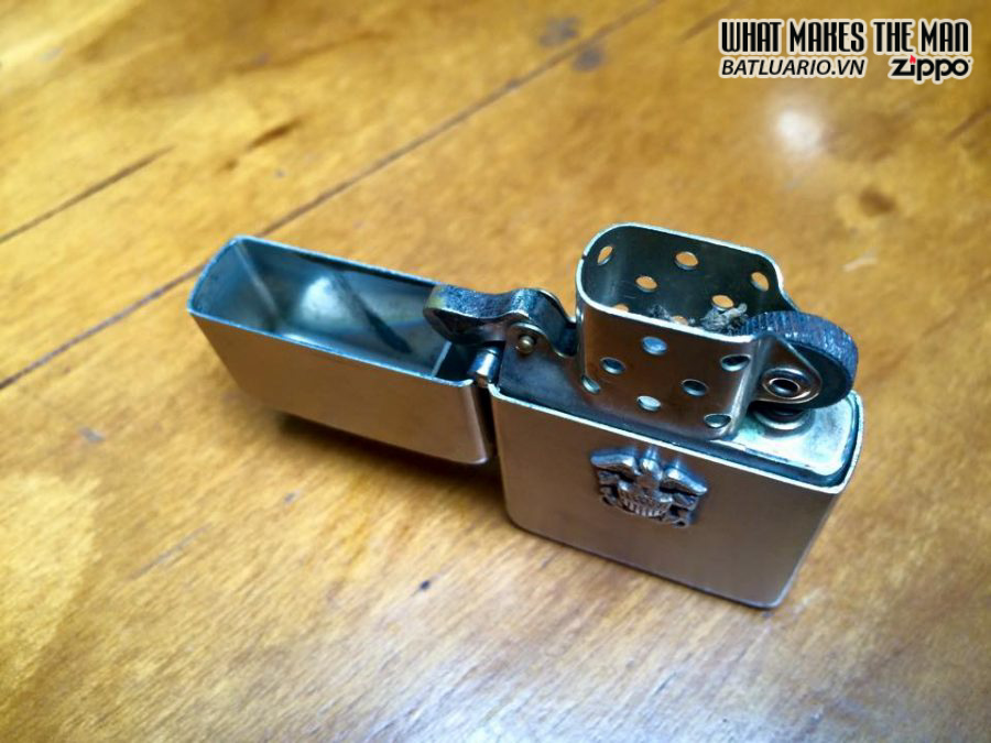 Zippo 1947-1949 Vỏ đồng mạ chrome – bản lề 3 chấu – ruột nikel 3 Zippo 1947-1949 Vỏ đồng mạ chrome – bản lề 3 chấu – ruột nikel 3