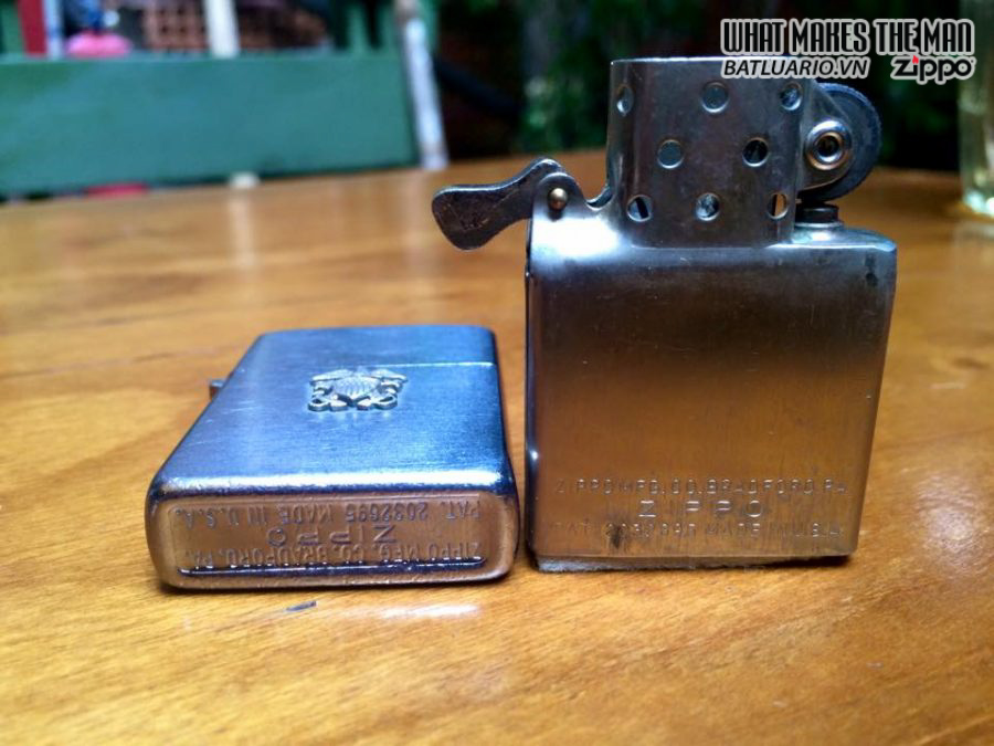 Zippo 1947-1949 Vỏ đồng mạ chrome – bản lề 3 chấu – ruột nikel 4 Zippo 1947-1949 Vỏ đồng mạ chrome – bản lề 3 chấu – ruột nikel 4