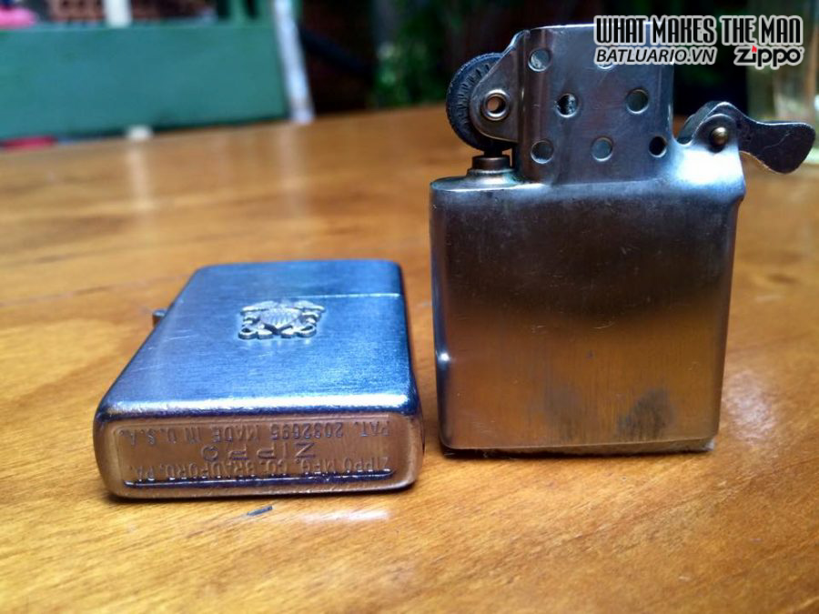 Zippo 1947-1949 Vỏ đồng mạ chrome - bản lề 3 chấu - ruột nikel 2 Zippo 1947-1949 Vỏ đồng mạ chrome – bản lề 3 chấu – ruột nikel 5