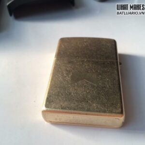 Zippo Marlboro nền vàng bụi 5 Zippo Marlboro nền vàng bụi 3