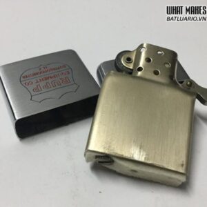 ZIPPO 1947-1949 - zippo vỏ đồng mạ chrome - ruột Nikel 16 lỗ - 3 chấu 7 ZIPPO 1947-1949 – zippo vỏ đồng mạ chrome – ruột Nikel 16 lỗ – 3 chấu 3