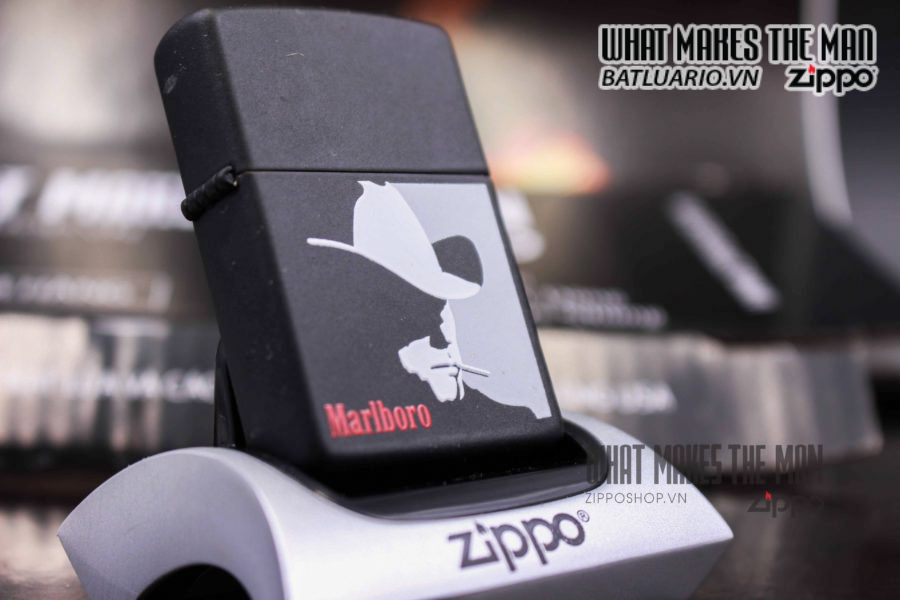 ZIPPO LA MÃ – Marlboro Man Black Matte 3