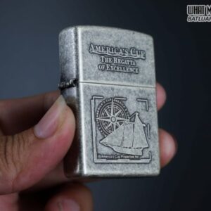 ZIPPO LA MÃ 1998 – ANTIQUE SILVER – MẠ BẠC GIẢ CỔ – AMERICA’S CUP 5