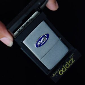 ZIPPO LA MÃ 1990 – FORD 1