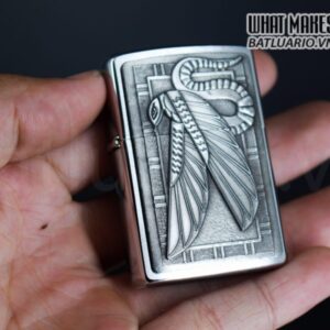 ZIPPO LA MÃ 2000 – EGYPTIAN COBRA WITH WINGS – BRUSHED CHROME