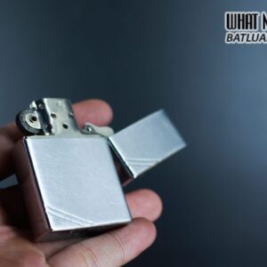 ZIPPO XƯA 1936 – BẢN LỀ 4 CHẤU – FORM VUÔNG – RUỘT PIITON 14 LỖ 13 ZIPPO XƯA 1936 – BẢN LỀ 4 CHẤU – FORM VUÔNG – RUỘT PIITON 14 LỖ 3