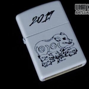 ZIPPO TRANH DÂN GIAN LỢN NÁI DUMOUTIER 2019 8 ZIPPO TRANH DÂN GIAN LỢN NÁI DUMOUTIER 2019 - Ảnh 3