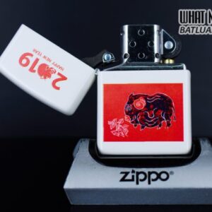 Alternative view of ZIPPO TRANH KIM HOÀNG - LỢN BÊN CÂY RÁY 2019