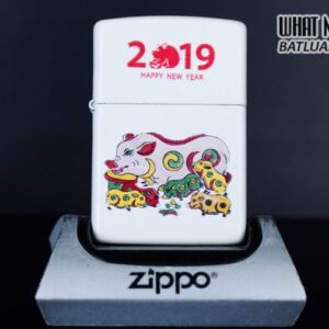 ZIPPO TRANH ĐÔNG HỒ LỢN ĐÀN 2019