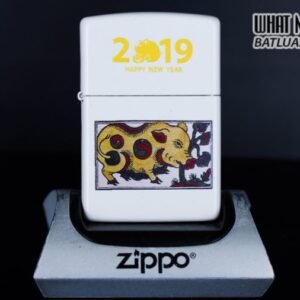 ZIPPO TRANH ĐÔNG HỒ LỢN ĂN CÂY RÁY 2019