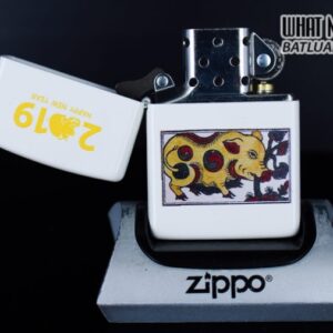 ZIPPO TRANH ĐÔNG HỒ LỢN ĂN CÂY RÁY 2019 6 ZIPPO TRANH ĐÔNG HỒ LỢN ĂN CÂY RÁY 2019 - Ảnh 2