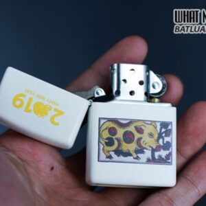 ZIPPO TRANH ĐÔNG HỒ LỢN ĂN CÂY RÁY 2019 8 ZIPPO TRANH ĐÔNG HỒ LỢN ĂN CÂY RÁY 2019 - Ảnh 4