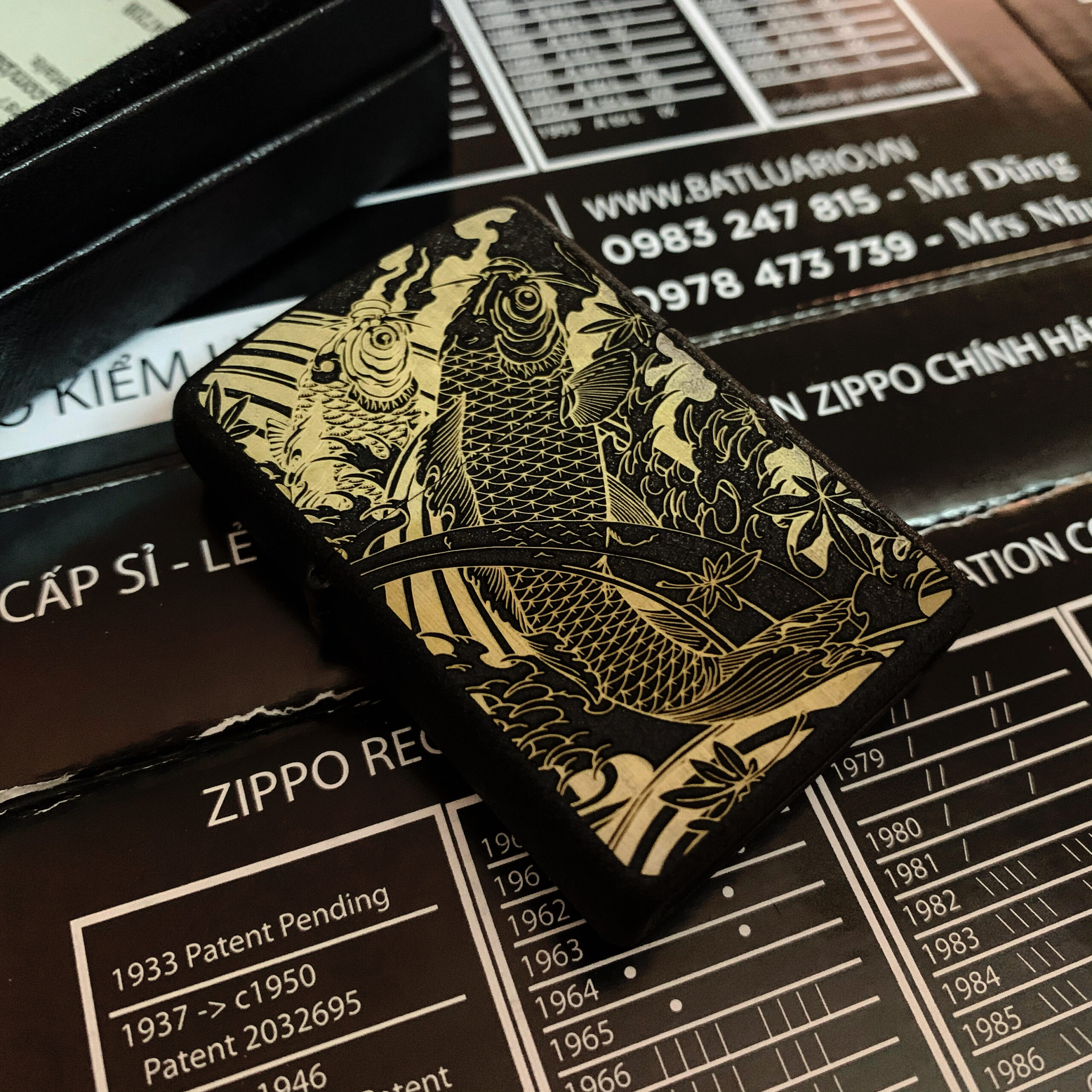 ZIPPO 236 KHẮC CÁ CHÉP VƯỢT VŨ MÔN - ZIPPO 236.CACHEPVM