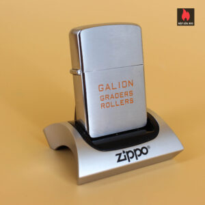 Zippo Xưa 1957 – Brushed Chrome – Galion Graders Roller