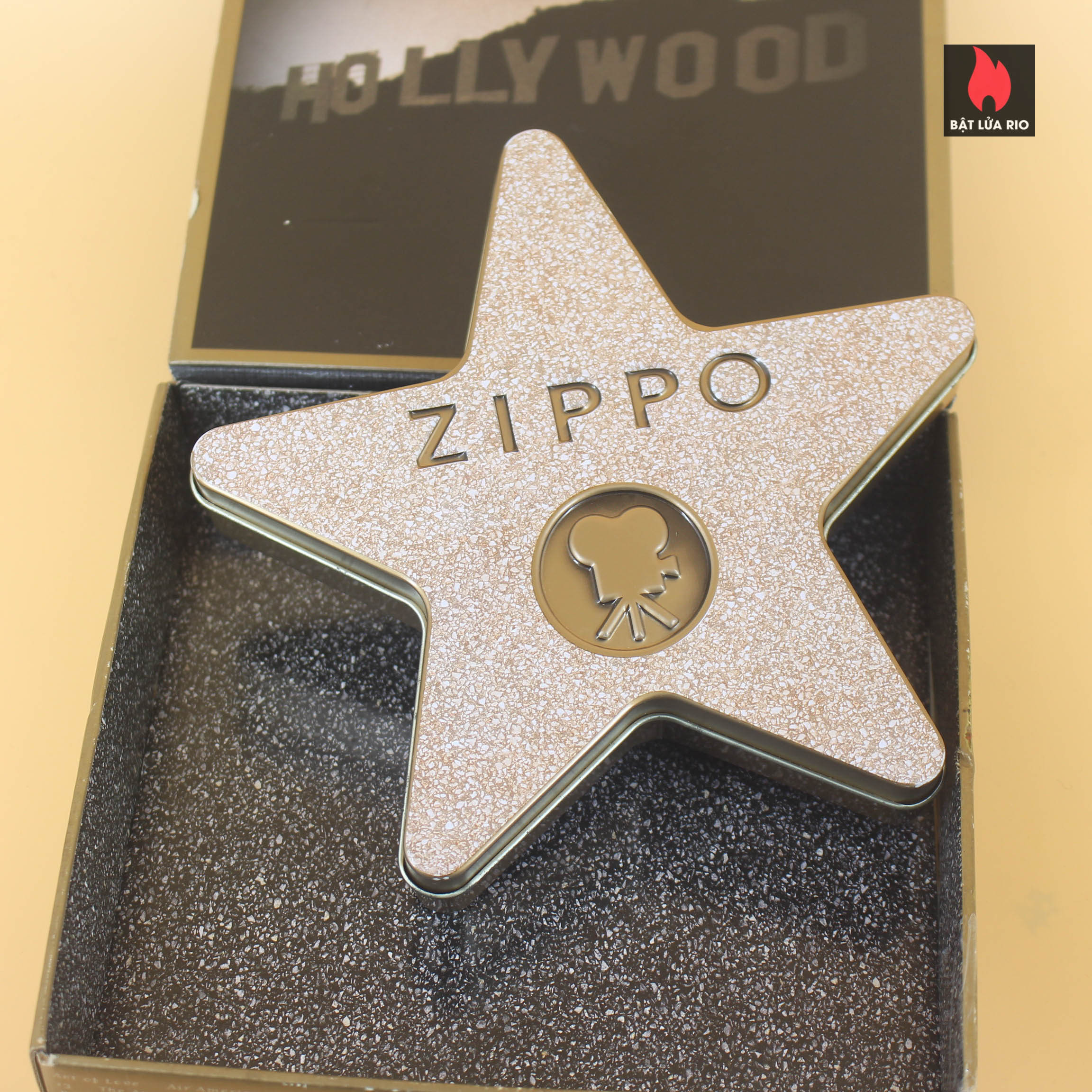 Zippo Coty 2001 – Hollywood's Leading Light Collectible 1
