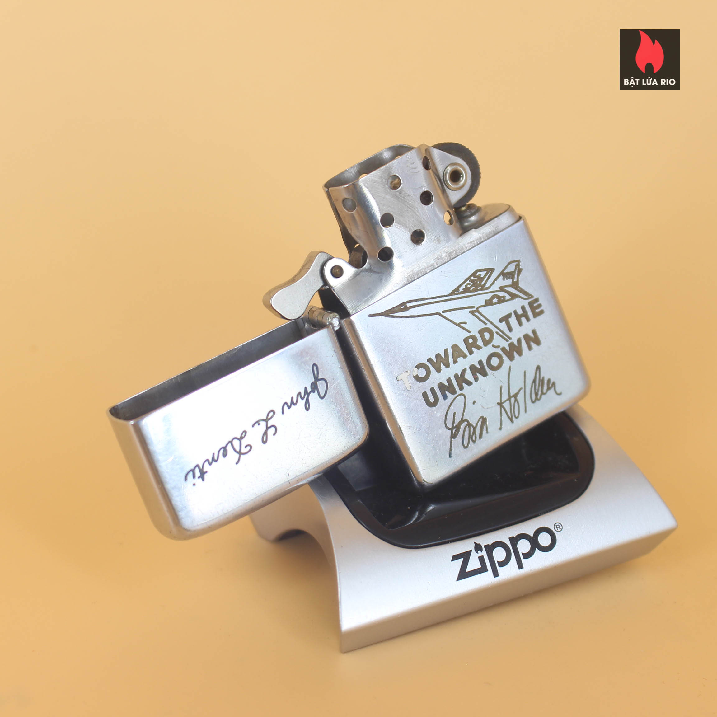 Zippo Xưa 1956 – Zippo lighter given to John L.Denti by Bill Holden - Star Of The Movie Toward the Unknown 9