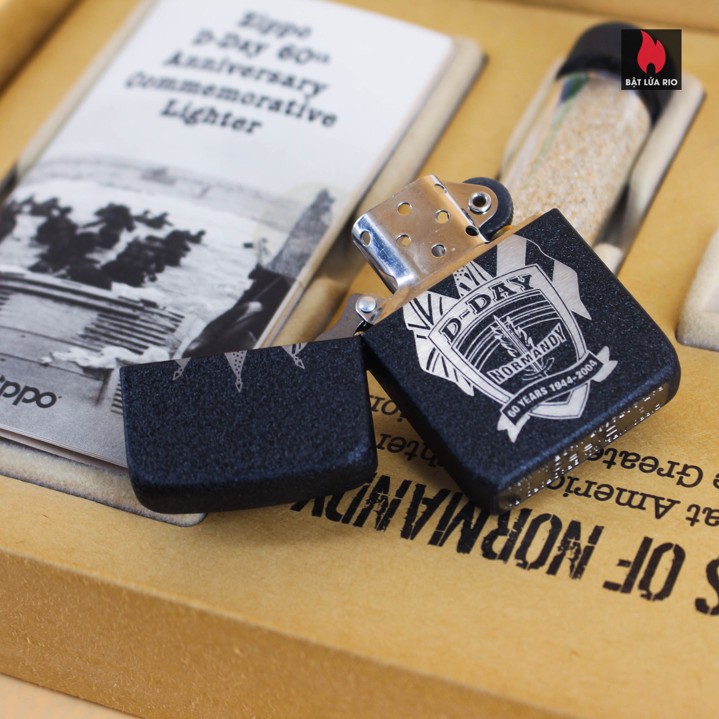 Set Zippo 2004 – Sands Of Normandy – D-Day 60th Anniversary Commemorative Lighter – Limited 7071/10.000 33