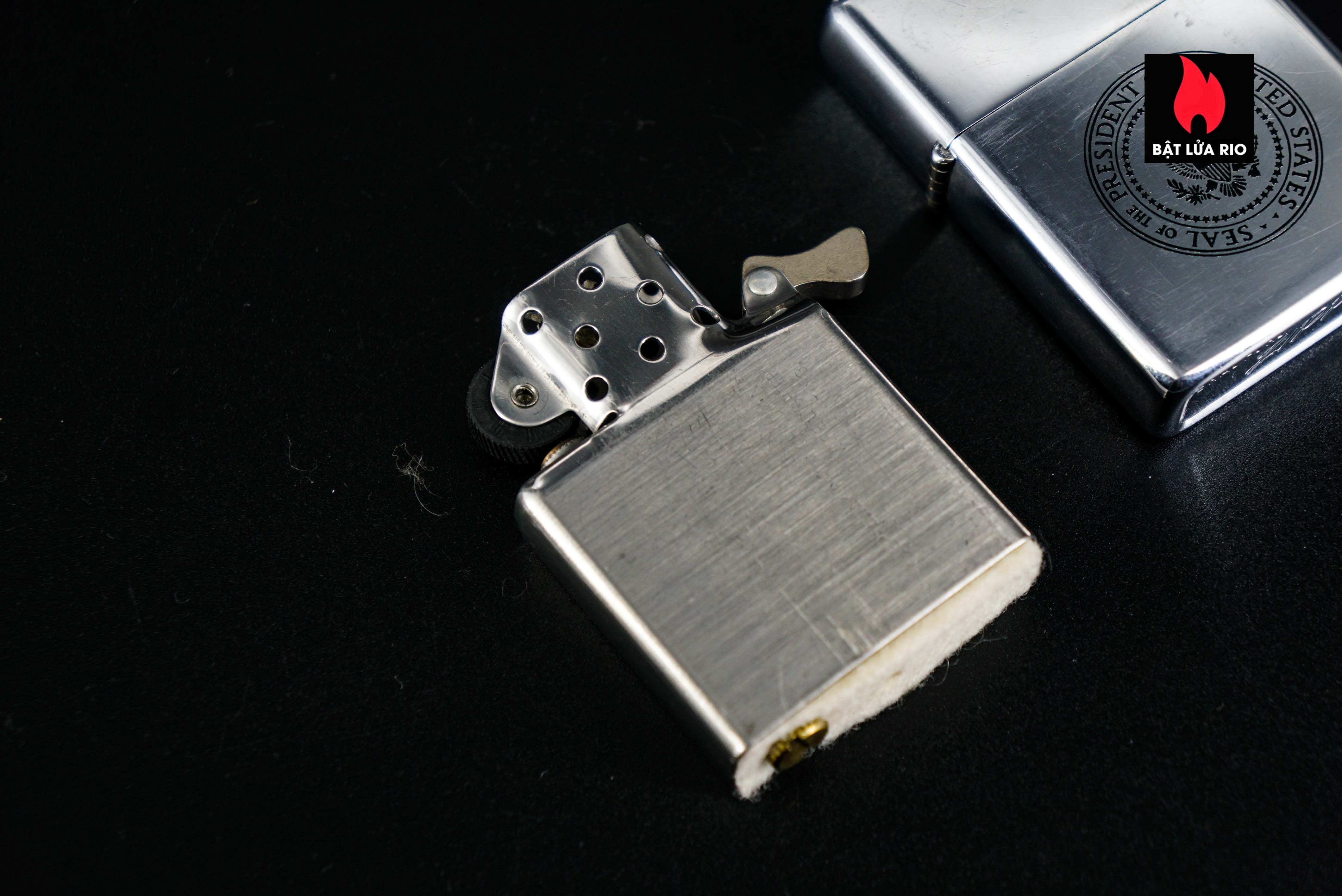 Zippo Xưa 1973 – Seal Of The President Of The United States – Army One 35 Zippo Xưa 1972 – Seal Of The President Of The United States – Army One 2