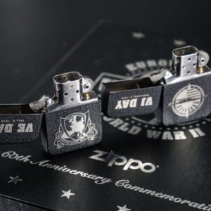 Set Zippo 2005 – Victory in Europe & Japan – WWII VE DAY & VJ DAY – 60th Anniversary – Limited 3539/5000 1