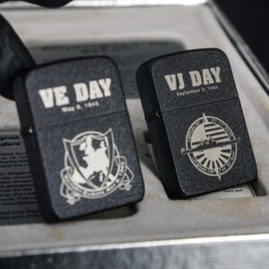 Set Zippo 2005 – Victory in Europe & Japan – WWII VE DAY & VJ DAY – 60th Anniversary – Limited 3539/5000 10