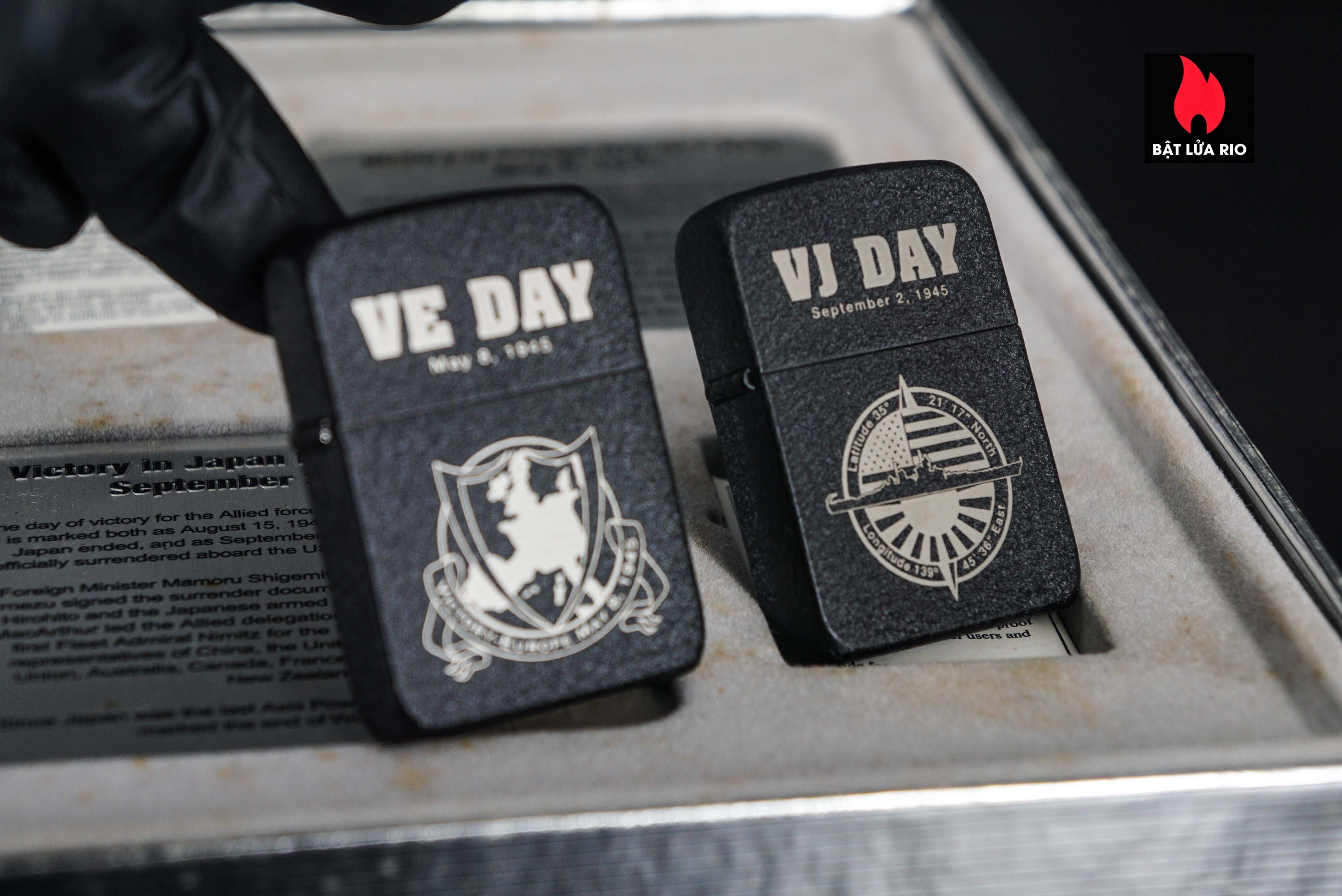 Set Zippo 2005 – Victory in Europe & Japan – WWII VE DAY & VJ DAY – 60th Anniversary – Limited 3539/5000 10