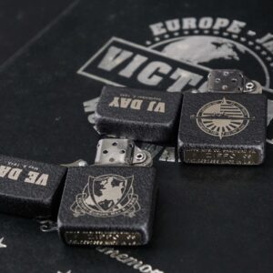 Set Zippo 2005 – Victory in Europe & Japan – WWII VE DAY & VJ DAY – 60th Anniversary – Limited 3539/5000 2