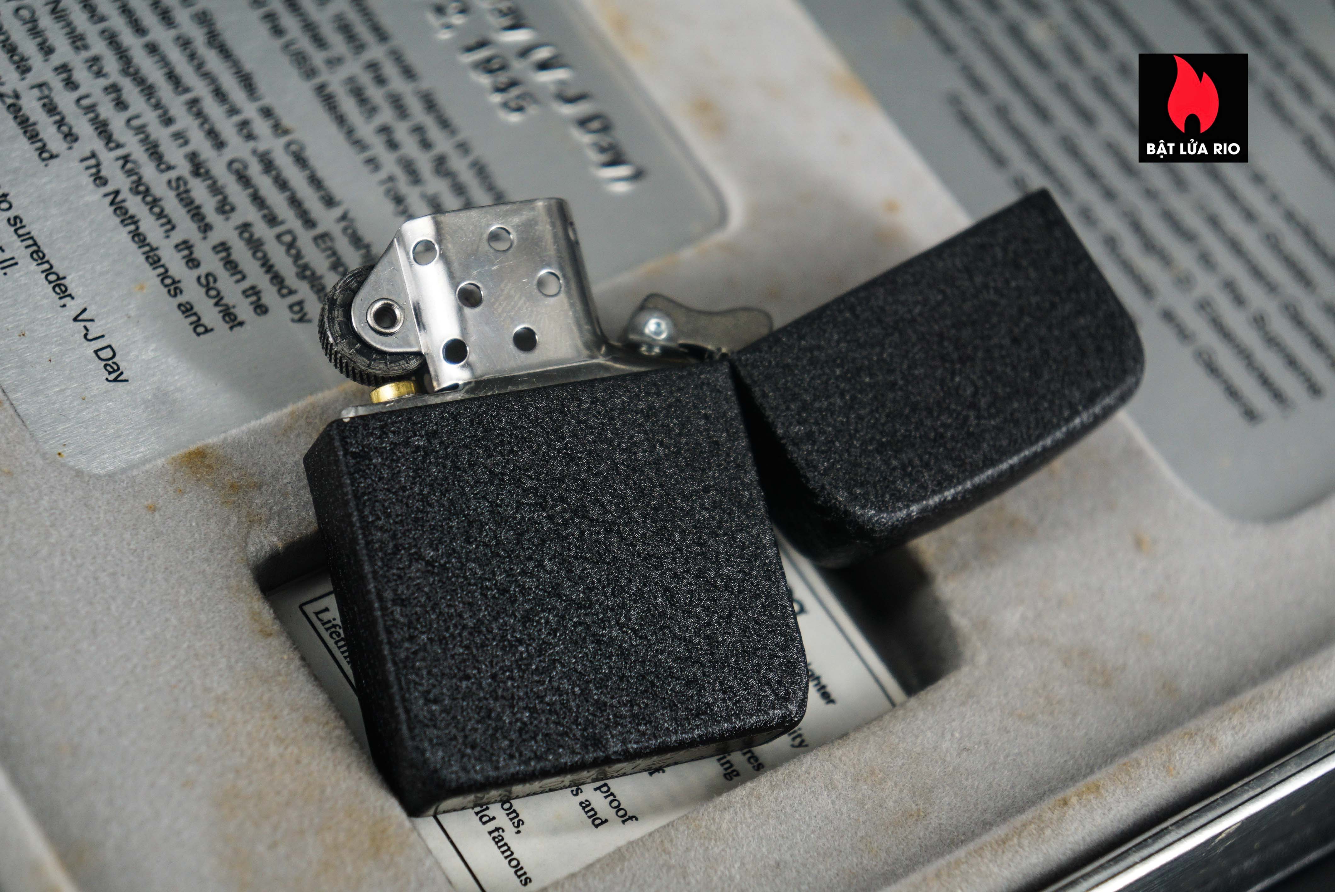 Set Zippo 2005 – Victory in Europe & Japan – WWII VE DAY & VJ DAY – 60th Anniversary – Limited 3539/5000 25