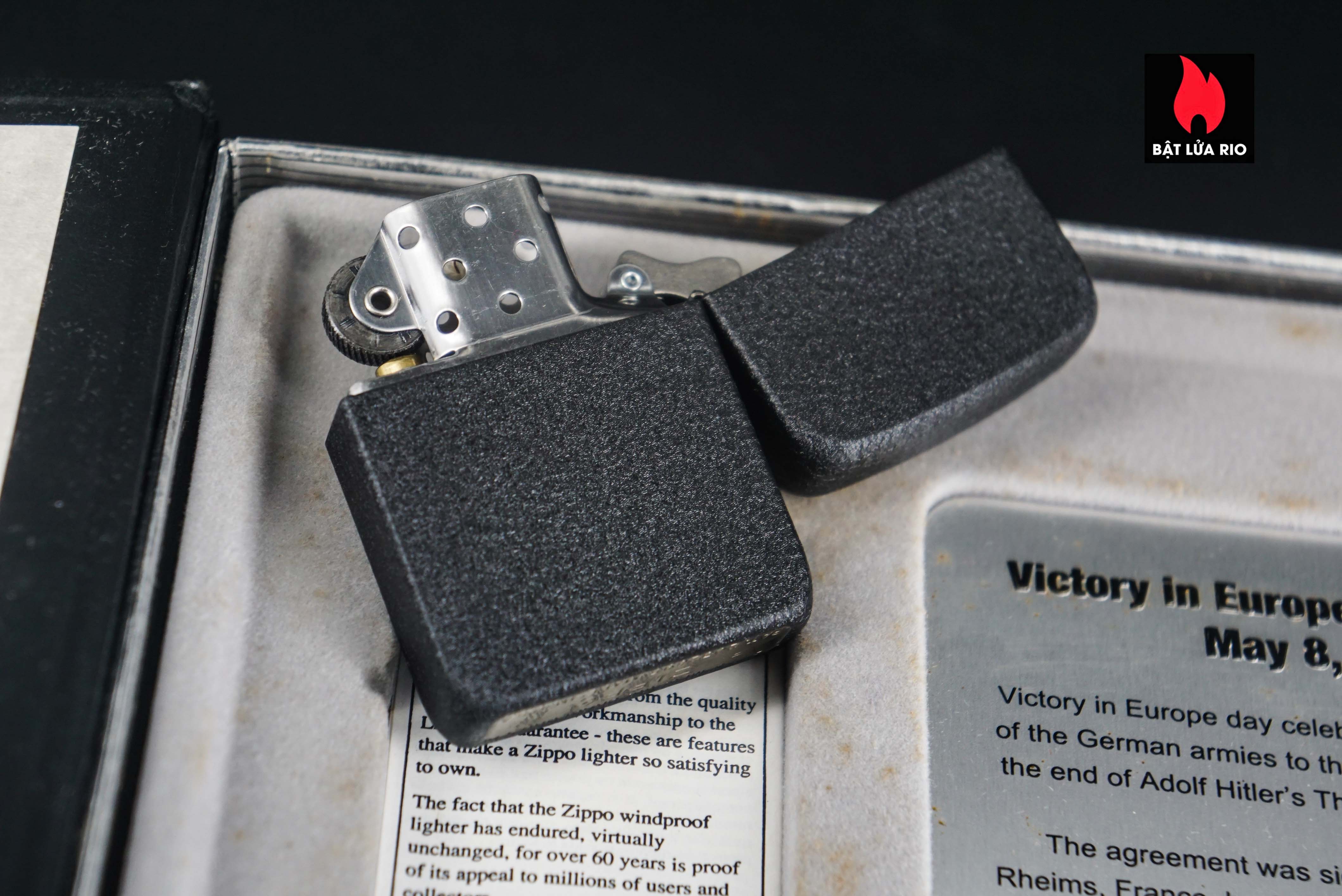 Set Zippo 2005 – Victory in Europe & Japan – WWII VE DAY & VJ DAY – 60th Anniversary – Limited 3539/5000 26