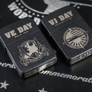 Set Zippo 2005 – Victory in Europe & Japan – WWII VE DAY & VJ DAY – 60th Anniversary – Limited 3539/5000 3
