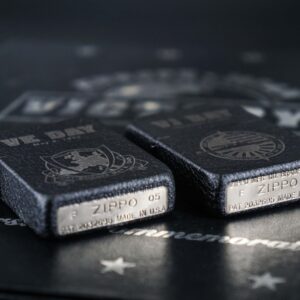Set Zippo 2005 – Victory in Europe & Japan – WWII VE DAY & VJ DAY – 60th Anniversary – Limited 3539/5000 4