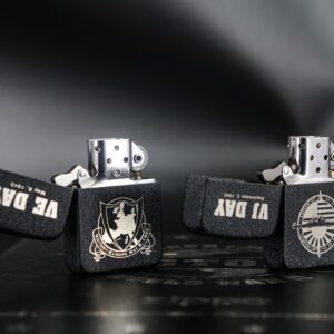 Set Zippo 2005 – Victory in Europe & Japan – WWII VE DAY & VJ DAY – 60th Anniversary – Limited 3539/5000 5