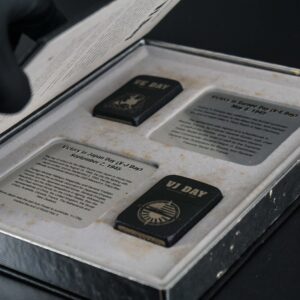 Set Zippo 2005 – Victory in Europe & Japan – WWII VE DAY & VJ DAY – 60th Anniversary – Limited 3539/5000 8