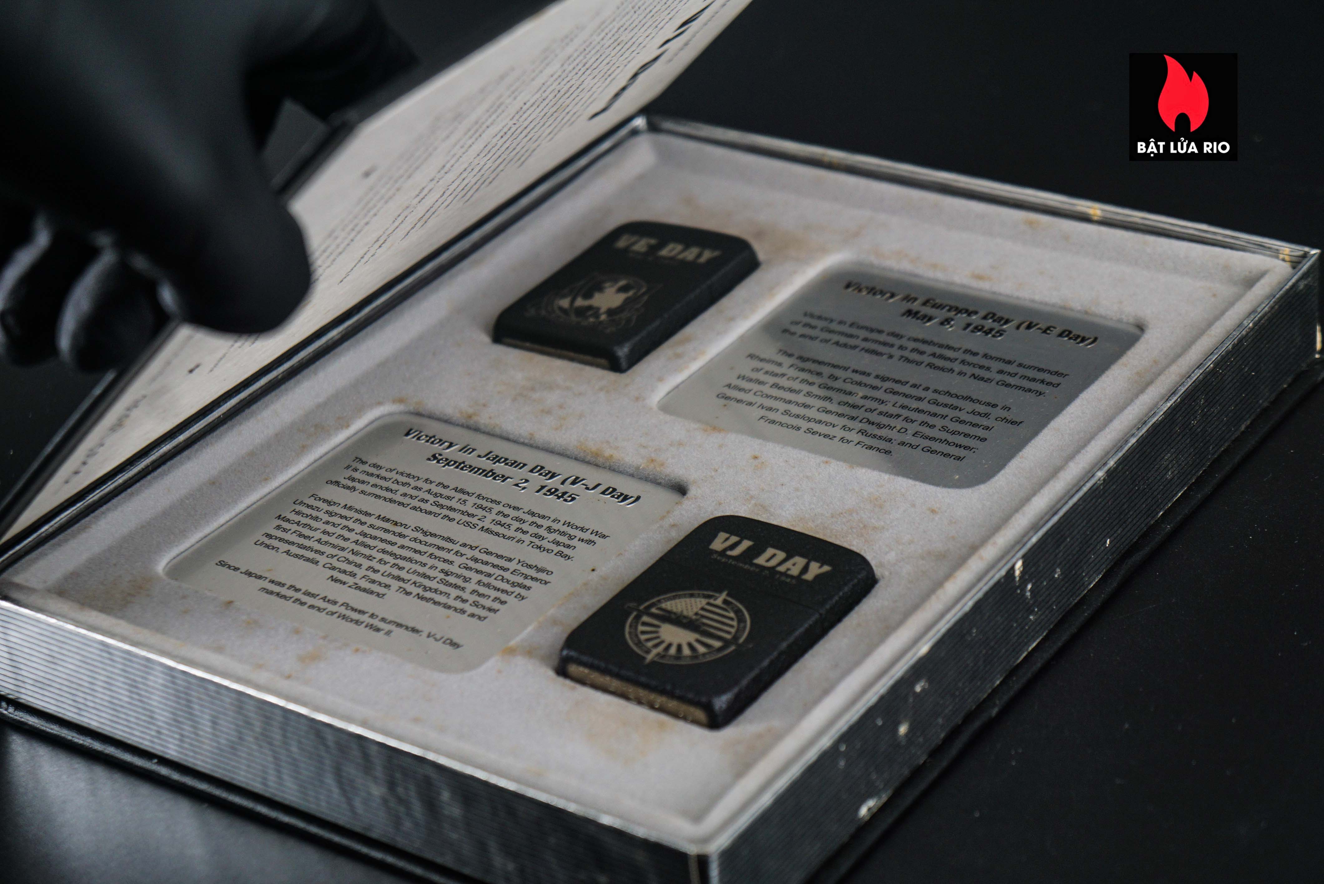 Set Zippo 2005 – Victory in Europe & Japan – WWII VE DAY & VJ DAY – 60th Anniversary – Limited 3539/5000 8