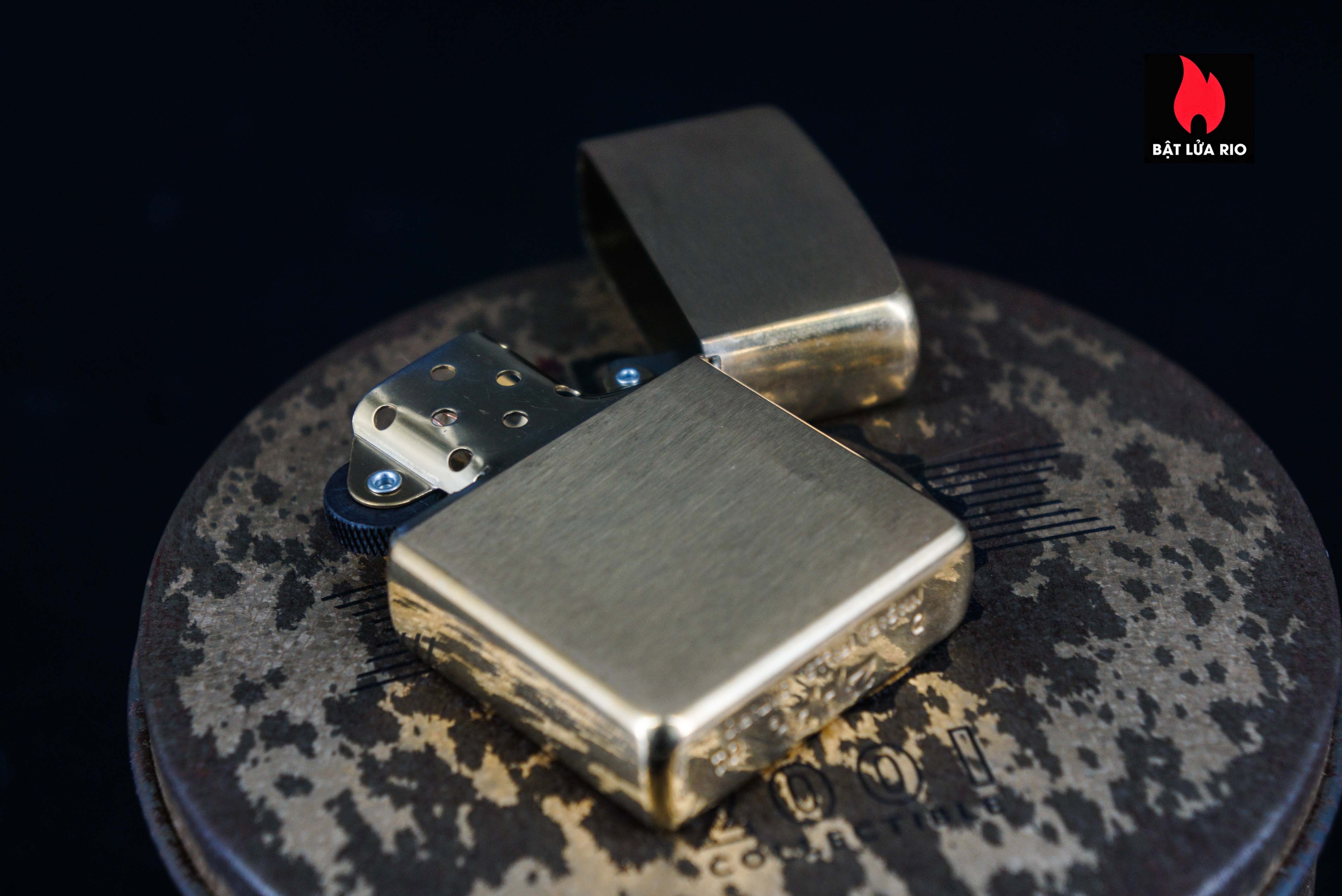 Zippo 2001 – Zippo Collectible 2001 Canada COTY 14