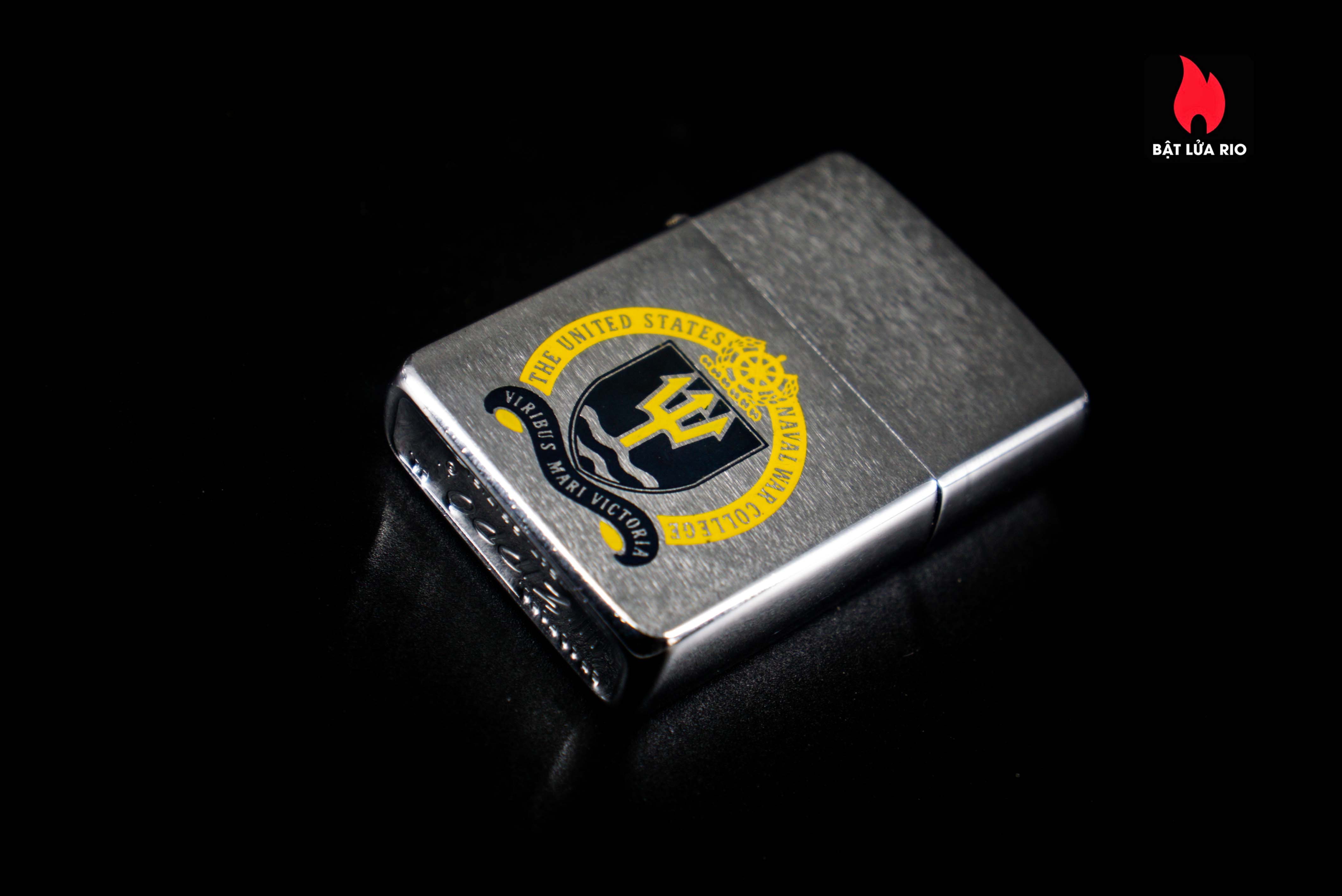 Zippo Xưa 1961 – The United States Naval War College – Viribus Mari Victoria 60 Zippo Xưa 1961 – The United States Naval War College – Viribus Mari Victoria 1