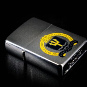 Zippo Xưa 1961 – The United States Naval War College – Viribus Mari Victoria 12