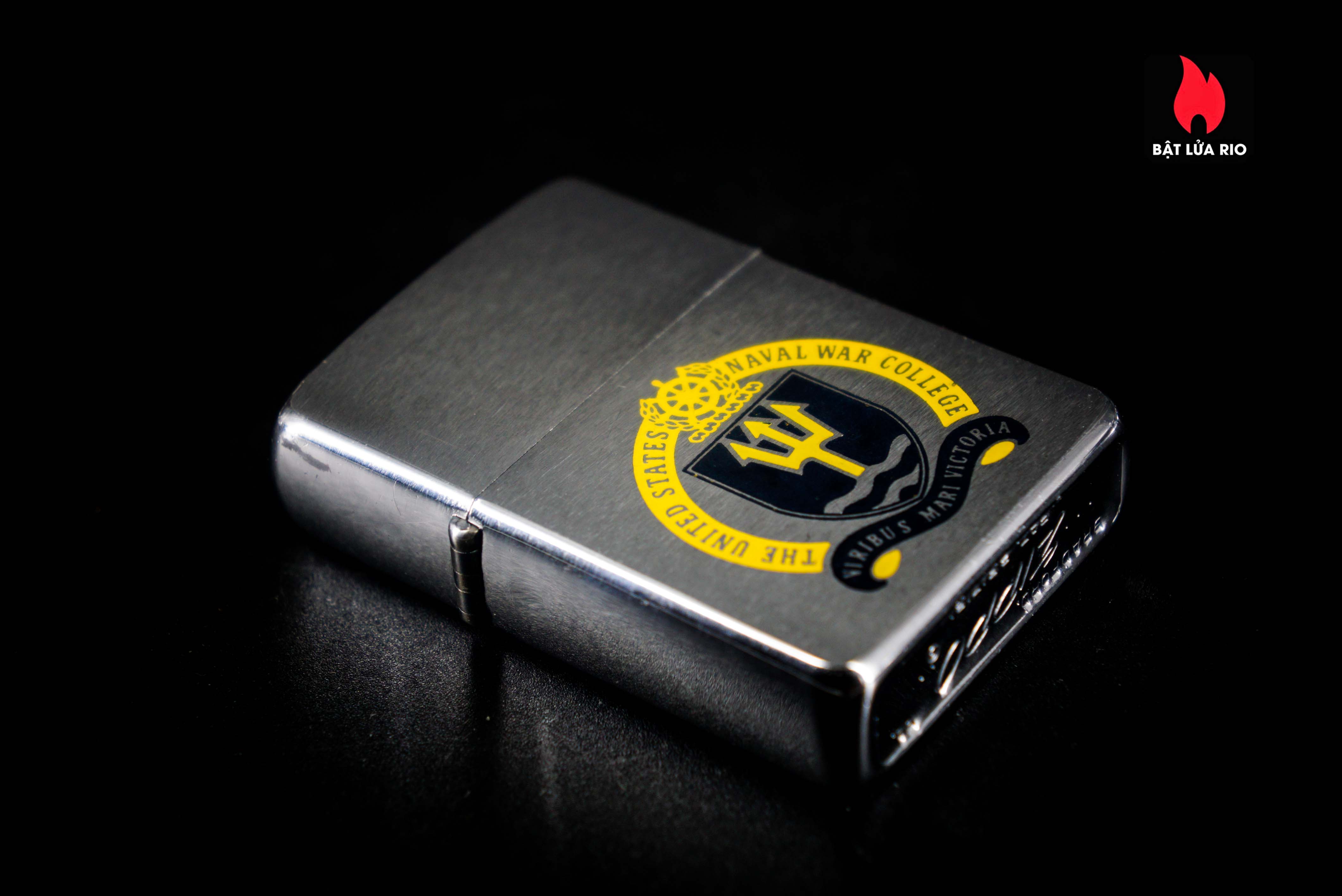 Zippo Xưa 1961 – The United States Naval War College – Viribus Mari Victoria 49 Zippo Xưa 1961 – The United States Naval War College – Viribus Mari Victoria 12