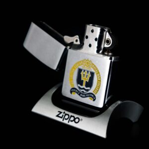 Zippo Xưa 1961 – The United States Naval War College – Viribus Mari Victoria 15
