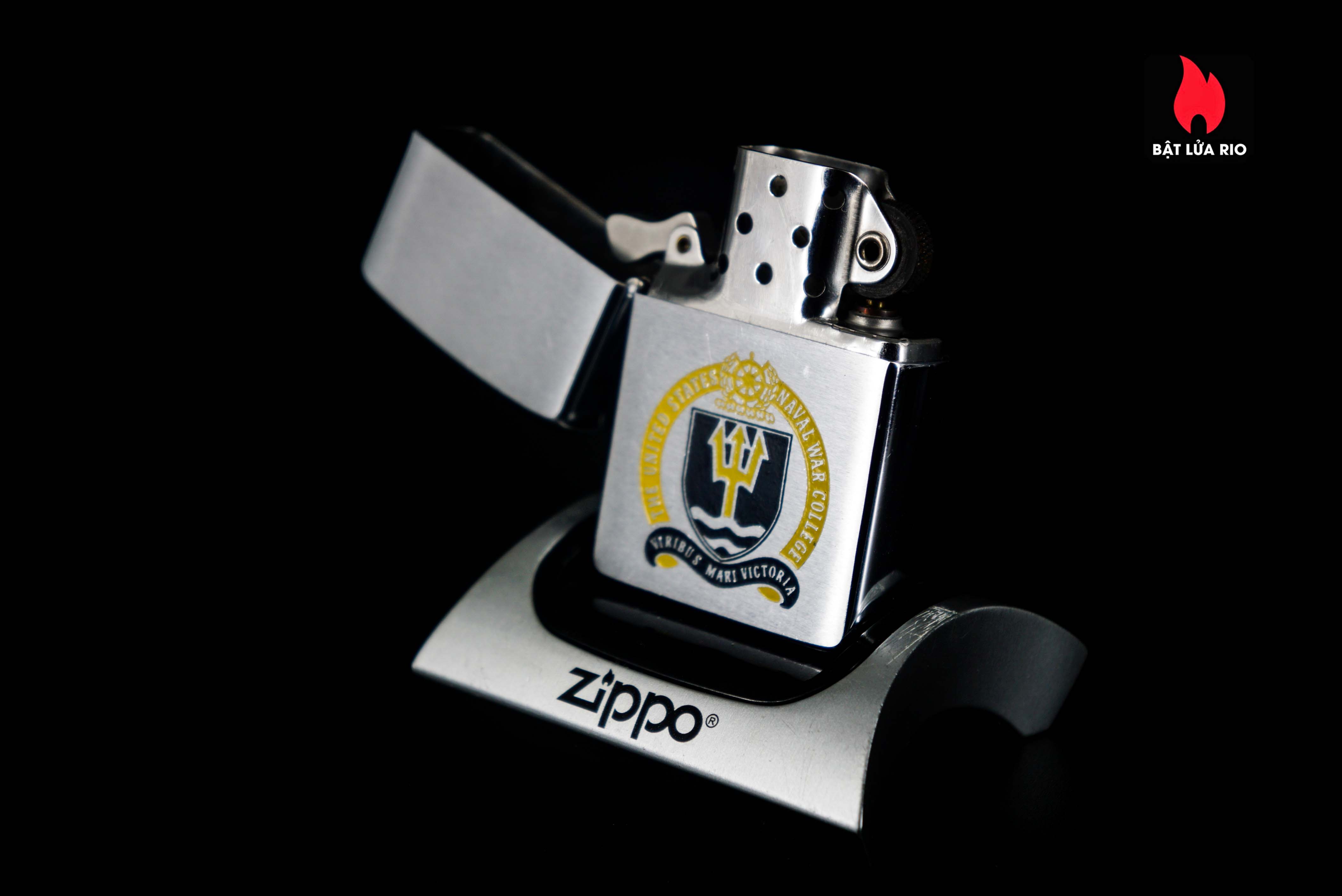 Zippo Xưa 1961 – The United States Naval War College – Viribus Mari Victoria 45 Zippo Xưa 1961 – The United States Naval War College – Viribus Mari Victoria 15