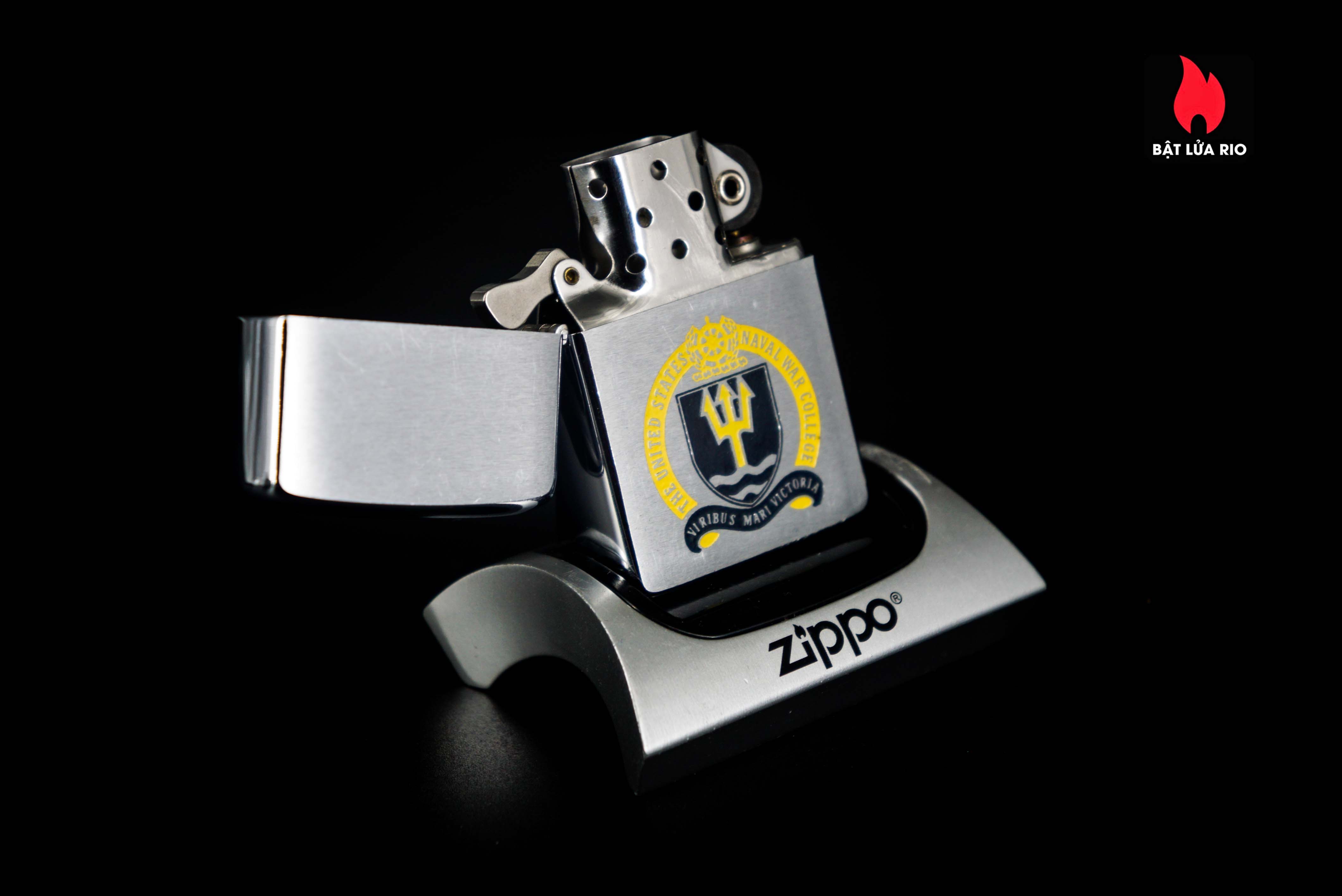 Zippo Xưa 1961 – The United States Naval War College – Viribus Mari Victoria 44 Zippo Xưa 1961 – The United States Naval War College – Viribus Mari Victoria 16