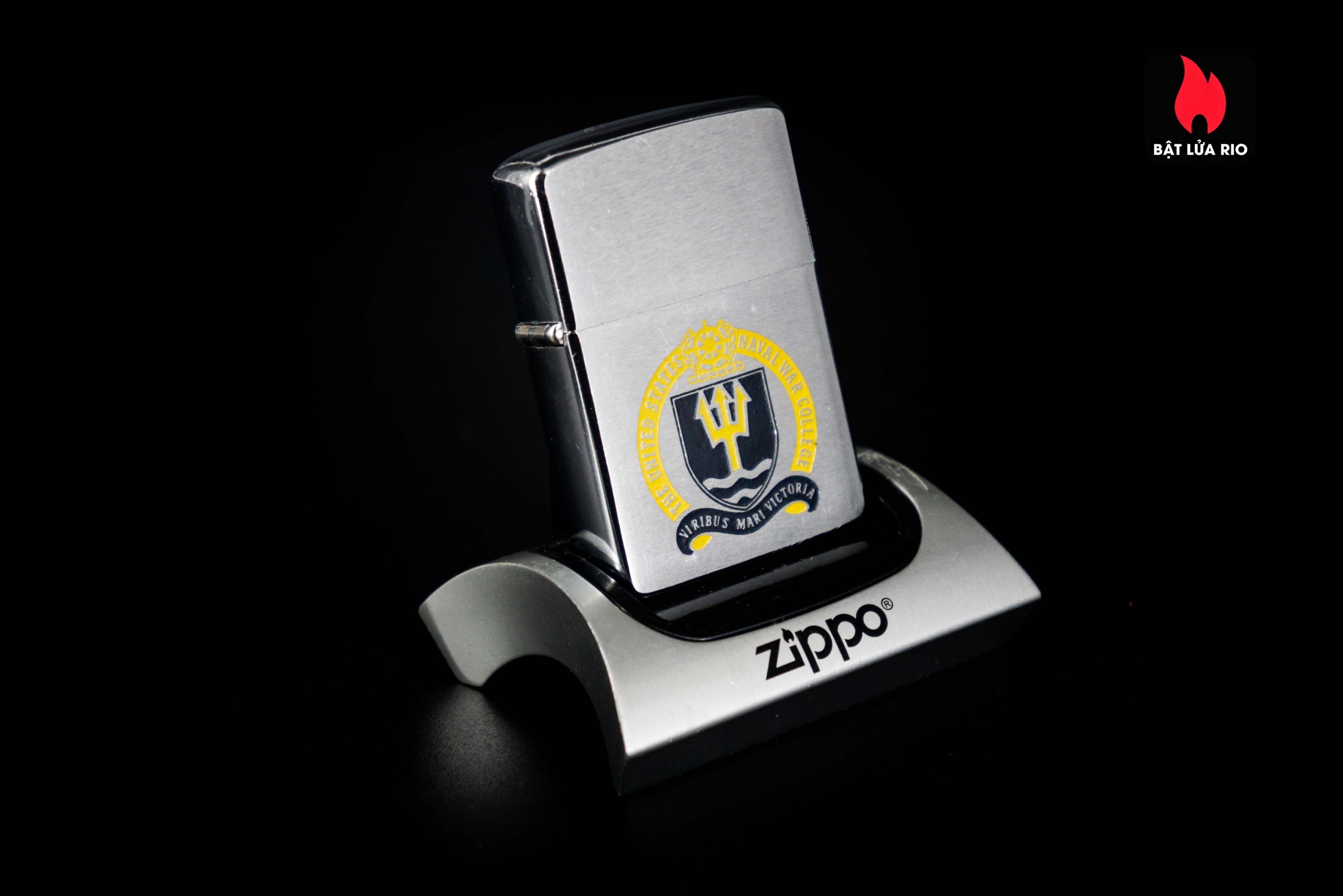 Zippo Xưa 1961 – The United States Naval War College – Viribus Mari Victoria 43 Zippo Xưa 1961 – The United States Naval War College – Viribus Mari Victoria 17