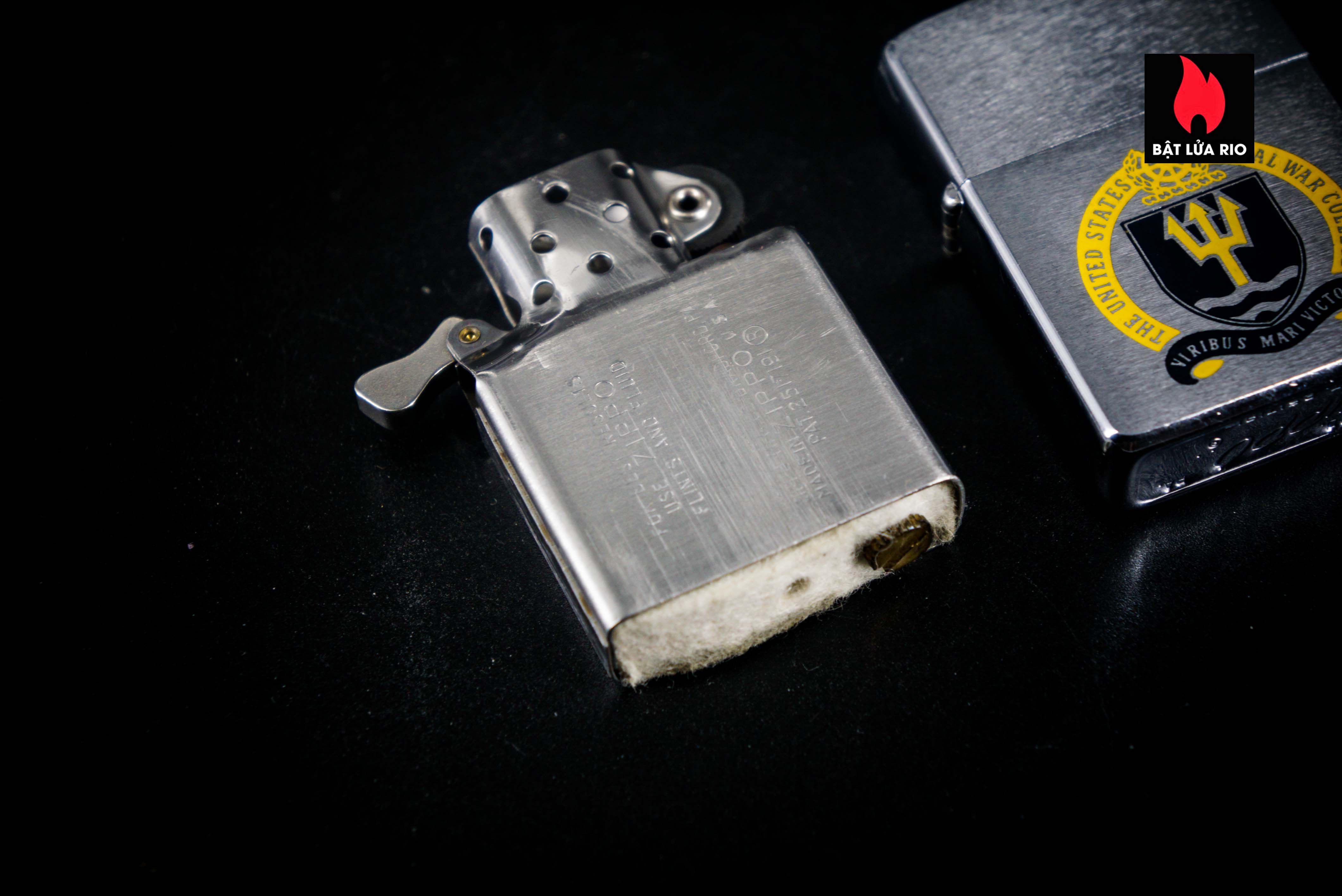 Zippo Xưa 1961 – The United States Naval War College – Viribus Mari Victoria 40 Zippo Xưa 1961 – The United States Naval War College – Viribus Mari Victoria 20
