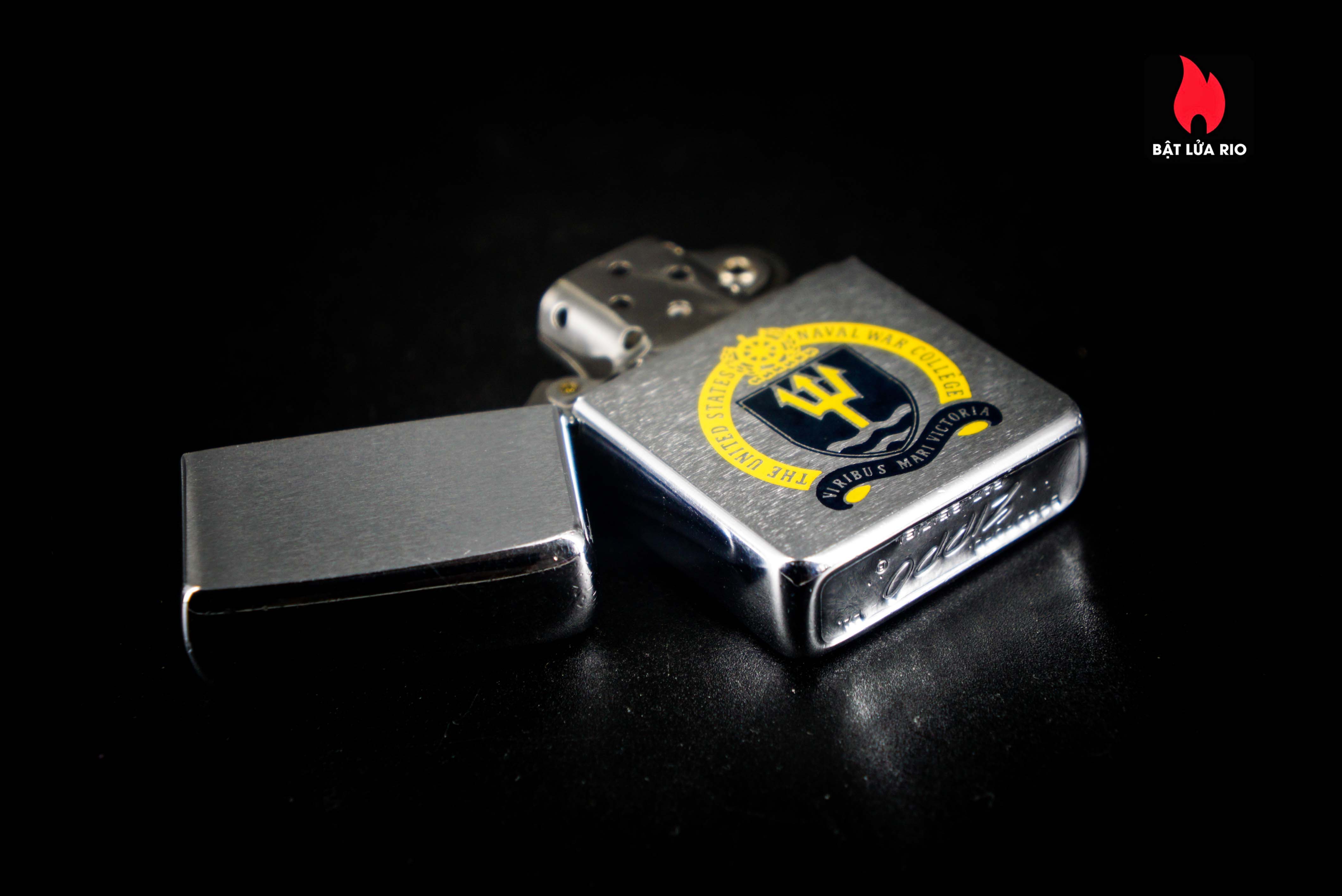 Zippo Xưa 1961 – The United States Naval War College – Viribus Mari Victoria 56 Zippo Xưa 1961 – The United States Naval War College – Viribus Mari Victoria 5