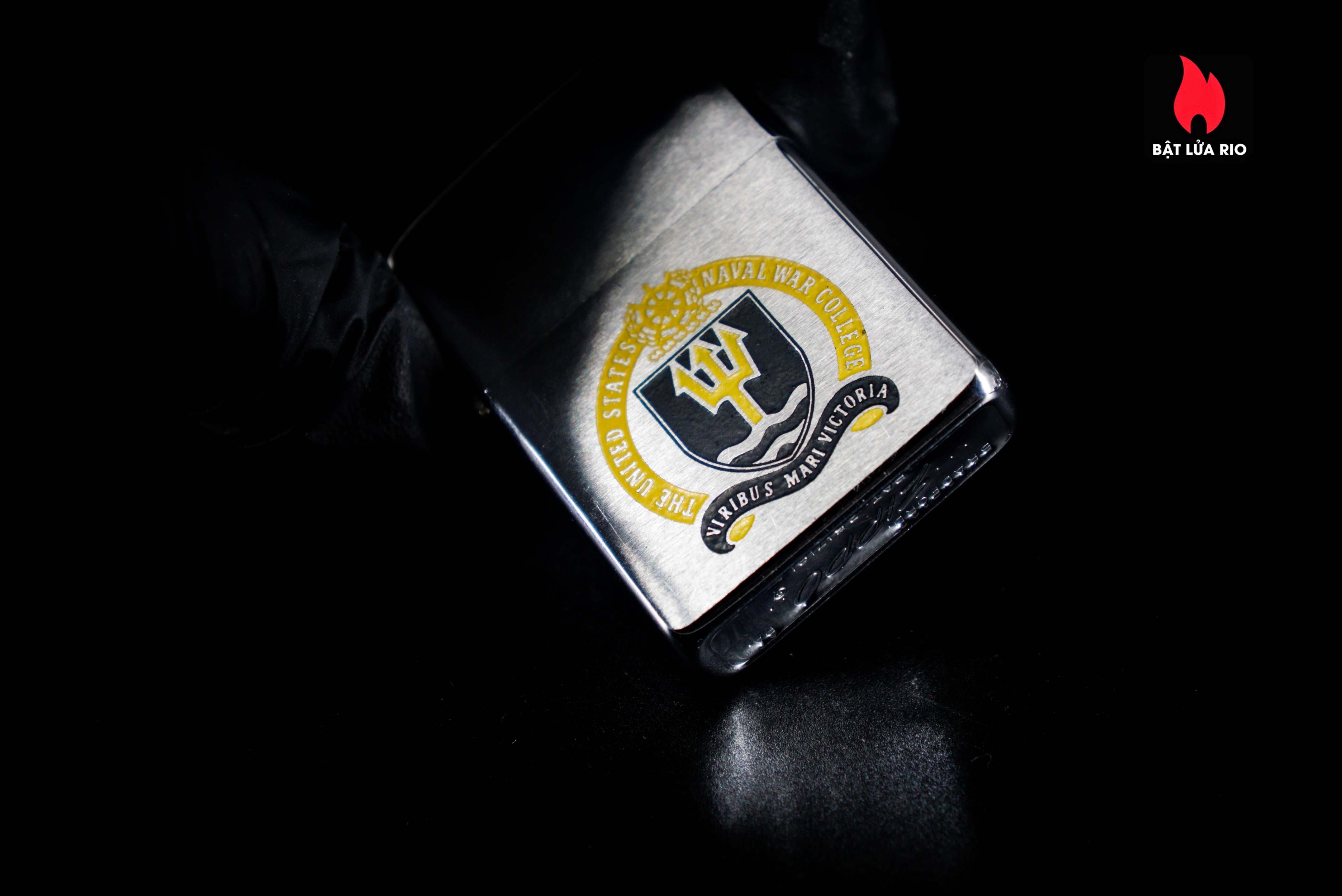Zippo Xưa 1961 – The United States Naval War College – Viribus Mari Victoria 54 Zippo Xưa 1961 – The United States Naval War College – Viribus Mari Victoria 7