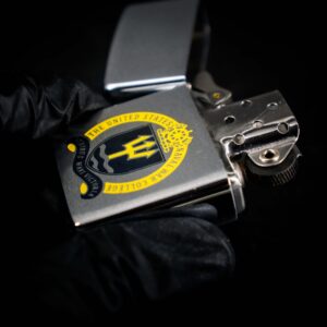 Zippo Xưa 1961 – The United States Naval War College – Viribus Mari Victoria 9