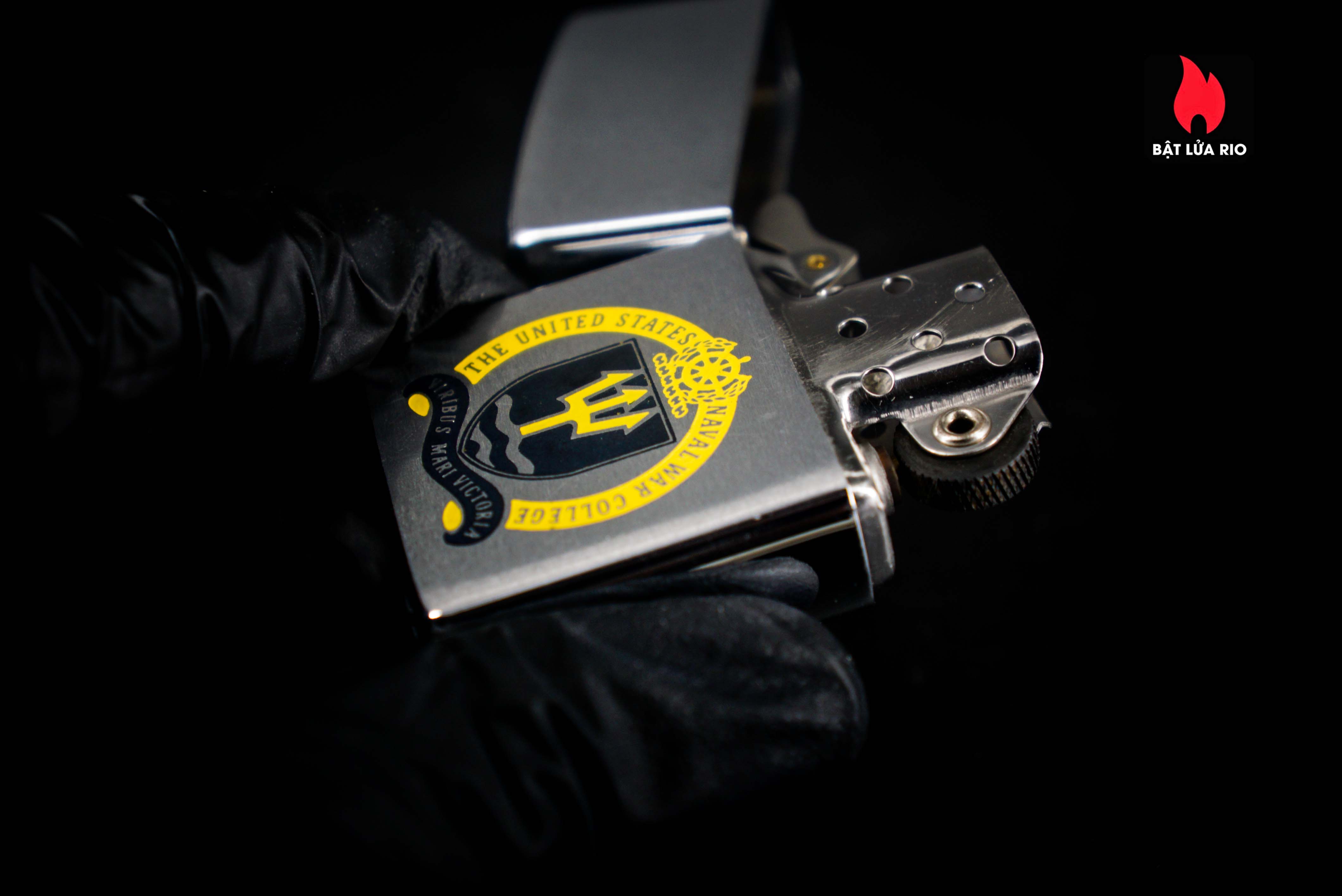Zippo Xưa 1961 – The United States Naval War College – Viribus Mari Victoria 52 Zippo Xưa 1961 – The United States Naval War College – Viribus Mari Victoria 9